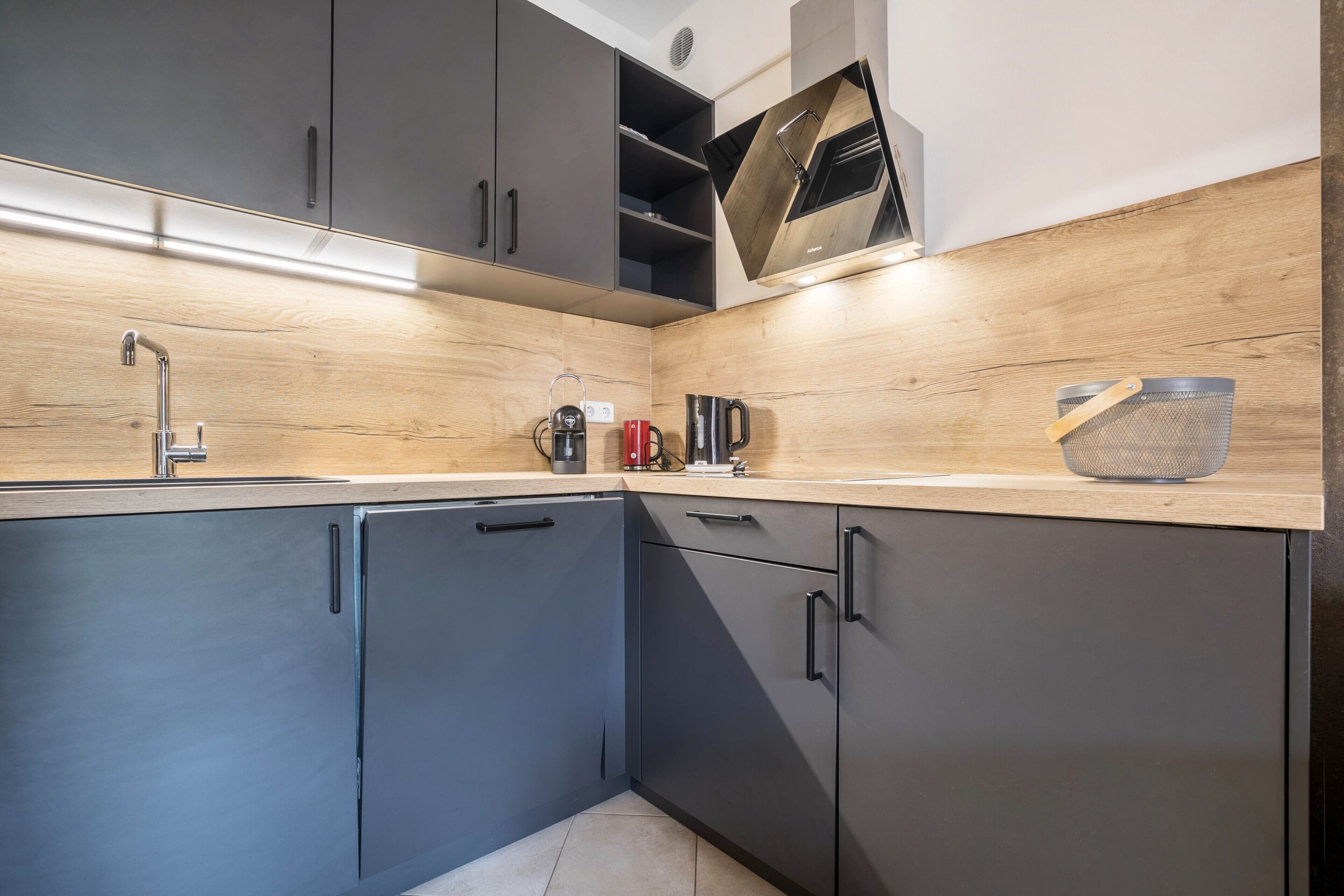 Réfrigérateur, plaque de cuisson, lave-vaisselle, cafetière/bouilloire