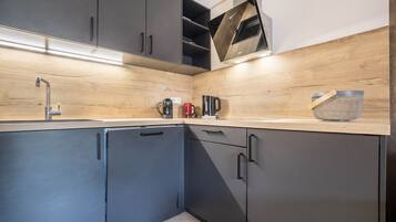 Réfrigérateur, plaque de cuisson, lave-vaisselle, cafetiÚre/bouilloire