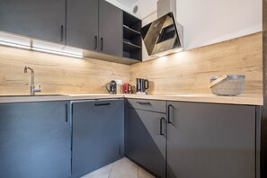 Fridge, stovetop, dishwasher, coffee/tea maker - Flat 'Perlago' with shared pool, Wi-Fi and air conditioning (Costermano)