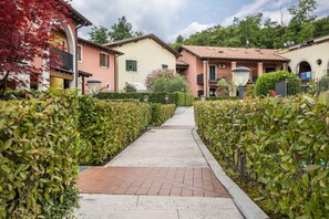 Property grounds - Flat 'Perlago' with shared pool, Wi-Fi and air conditioning (Costermano)