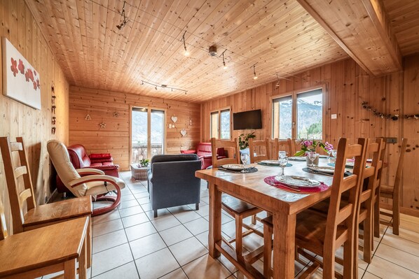 Dining - Apartment 'Sherpa 2 - 14 People' with Mountain View, Shared Terrace and Wi-Fi (Saint-Jean-d'Aulps)