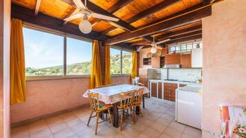 Réfrigérateur, micro-ondes, plaque de cuisson