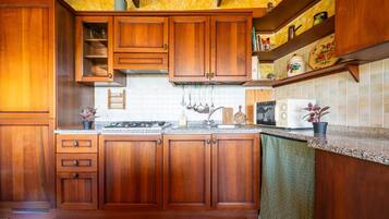 Réfrigérateur, micro-ondes, plaque de cuisson