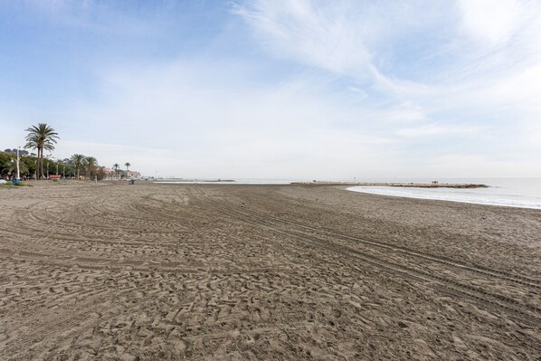 A wide sandy beach with palm trees and a clear sky. - Studio Apartment 'Casita Playa' with Sea View, Wi-Fi and Air Conditioning (Malaga)