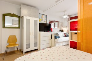 Tabla de planchar con plancha, wifi gratis y ropa de cama