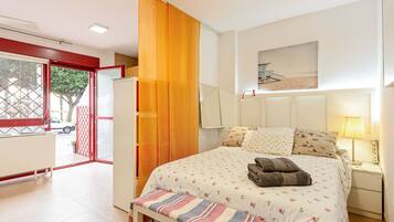 Tabla de planchar con plancha, wifi gratis y ropa de cama