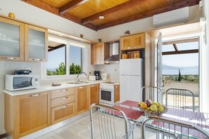 Fridge, microwave, oven, stovetop - Villa Jimmy's Katomeri 3 with Sea View, Wi-Fi and Air Conditioning (?eganisi)