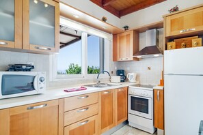 Fridge, microwave, oven, stovetop - Villa Jimmy's Katomeri 3 with Sea View, Wi-Fi and Air Conditioning (?eganisi)