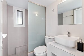 Shower, free toiletries, towels - Villa Jimmy's Katomeri 2 with Sea View, Wi-Fi and Air Conditioning (?eganisi)