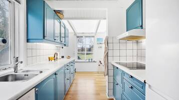 KylskÄp, spishÀll, diskmaskin och kaffe- och tebryggare