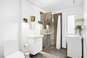 Shower - Cozy home in Hundested with kitchen (Hundested)