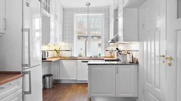 Fridge, stovetop, dishwasher, coffee/tea maker