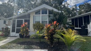 A single-story house with a large window and a covered porch. - Cottage in Sun Outdoors Sarasota (Sarasota)