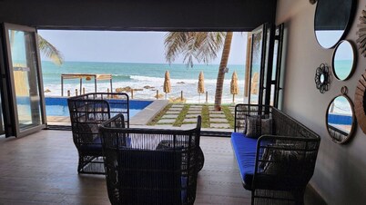 Luxury one bedroom Apt with sea facing balcony.