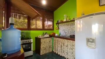 Refrigerador, horno, parrilla de estufa y cafetera y tetera