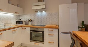 Een koelkast, een microgolfoven, een oven, een kookplaat