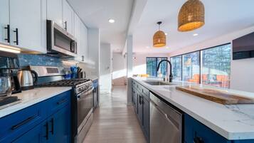 Frigorífico, microondas, horno y placa de cocina