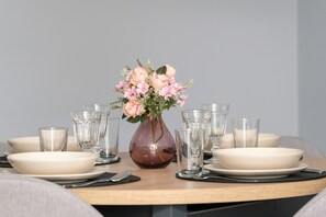In-room dining - Apartment Near Lake Malta by Renters (Poznan)