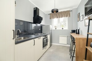 Mikrovågsugn, diskmaskin, kaffe- och tebryggare och grytor/köksredskap