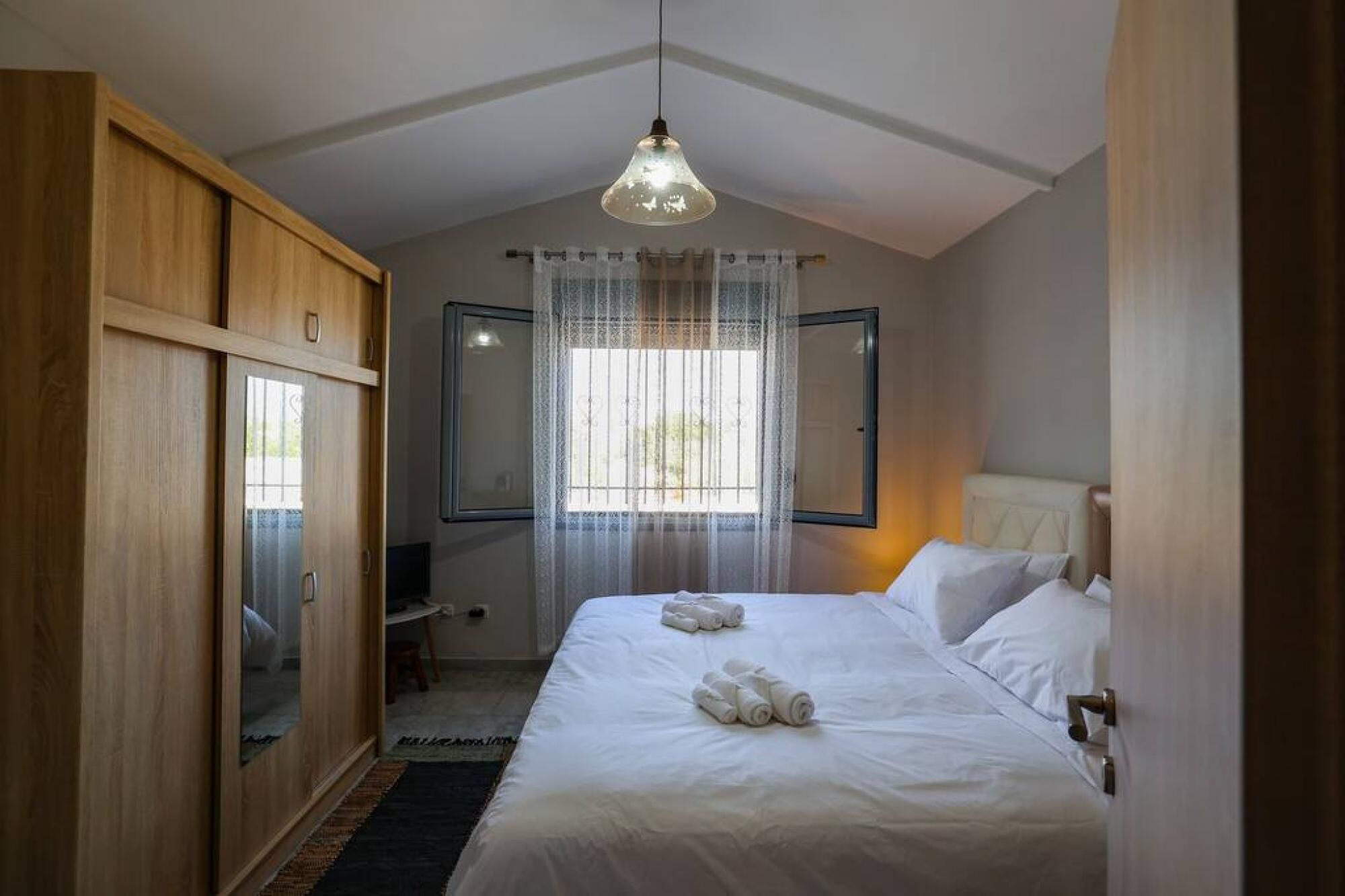 House | 1 bedroom, desk