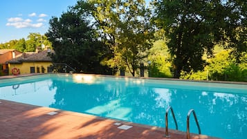 Apartamento standard, 2 quartos, ar-condicionado, ao lado da montanha (Tuscan Sun With Shared Pool) | Piscina | Piscina externa sazonal