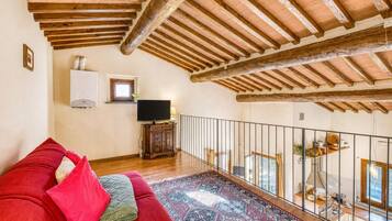 Apartamento standard, 2 quartos, ar-condicionado, ao lado da montanha (Tuscan Sun With Shared Pool) | Área de estar | TV de tela plana