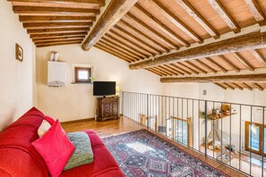 Standard-huoneisto, 2 makuuhuonetta, ilmastointi, vuorten lähellä (Tuscan Sun With Shared Pool) | Oleskelualue | Taulutelevisio