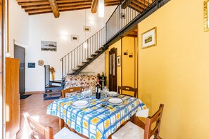 Standardlejlighed - 2 soveværelser - aircondition - ved bjerg (Tuscan Sun With Shared Pool) | Spiseområde