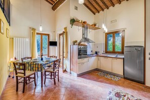 Standardlejlighed - 2 soveværelser - aircondition - ved bjerg (Tuscan Sun With Shared Pool) | Privat køkken | Kaffe-/temaskine, spisebord