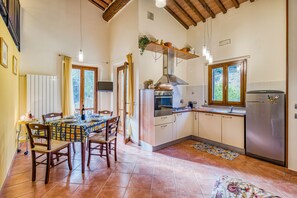 Apartament estàndard, diversos dormitoris, al costat de la muntanya (Tuscan Sun With Shared Pool) | Cuina privada | Frigorífic, forn, placa de cuina i rentaplats 