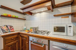 Een koelkast, een microgolfoven, een oven, een kookplaat