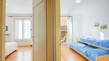 Appartamento familiare, camere multiple, 2 bagni, lato spiaggia (La Casa di Maddalena Stresa Centro) | 2 camere, Wi-Fi gratuito, lenzuola