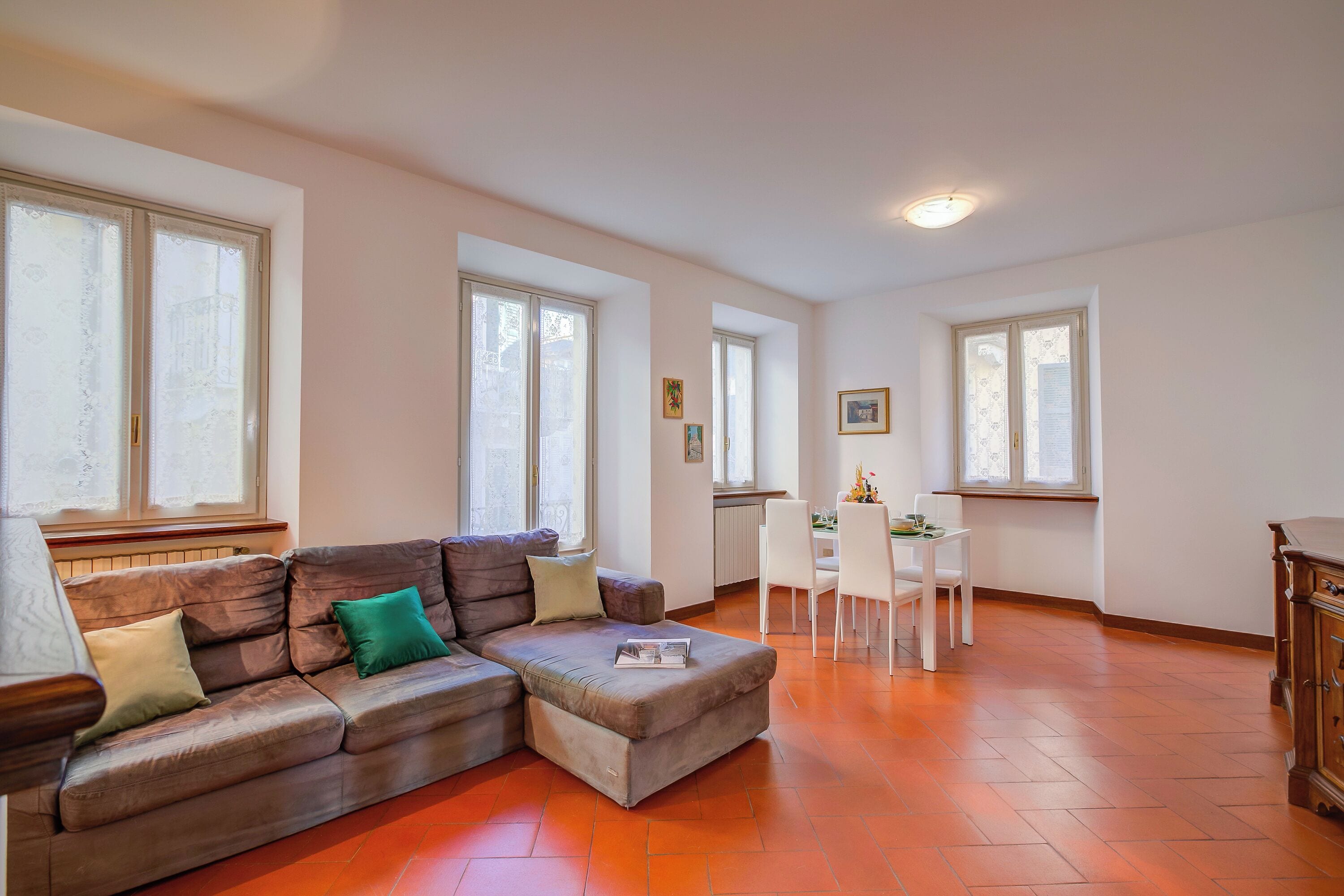 Family Apartment, Multiple Bedrooms, 2 Bathrooms, Beachside (La Casa di Maddalena Stresa Centro) | Living area | 21-inch flat-screen TV with cable channels
