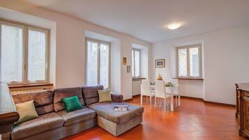 Family Apartment, Multiple Bedrooms, 2 Bathrooms, Beachside (La Casa di Maddalena Stresa Centro) | Living area | 21-inch flat-screen TV with cable channels