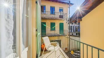 Family Apartment, Multiple Bedrooms, 2 Bathrooms, Beachside (La Casa di Maddalena Stresa Centro) | Property grounds