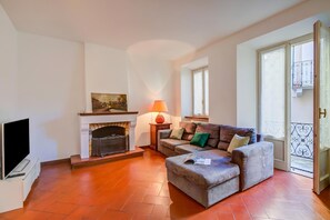 Family Apartment, Multiple Bedrooms, 2 Bathrooms, Beachside (La Casa di Maddalena Stresa Centro) | Living area | 21-inch flat-screen TV with cable channels - La Casa di Maddalena Stresa Centro (Stresa)