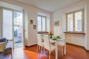 Familienapartment, Mehrere Schlafzimmer, 2 Bäder, am Strand (La Casa di Maddalena Stresa Centro) | Speisen