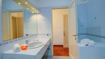 Appartamento familiare, camere multiple, 2 bagni, lato spiaggia (La Casa di Maddalena Stresa Centro) | Bagno | Vasca e doccia separate, asciugacapelli, bidet, asciugamani
