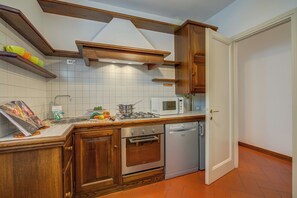 Een koelkast, een microgolfoven, een oven, een kookplaat