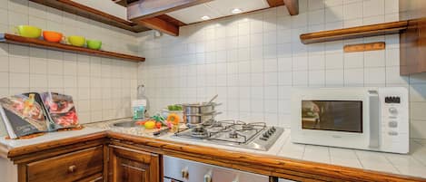 Appartement Familial, plusieurs chambres, 2 salles de bains (La Casa di Maddalena Stresa Centro) | Cuisine privée