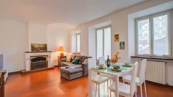Family Apartment, Multiple Bedrooms, 2 Bathrooms, Beachside (La Casa di Maddalena Stresa Centro) | Dining