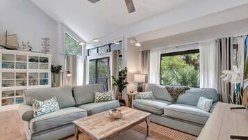 Condo, 2 Bedrooms | Living area