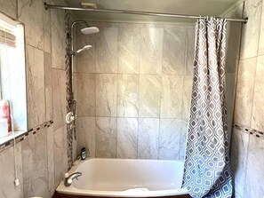 Casa | Baño | Regadera, secadora de cabello, toallas 