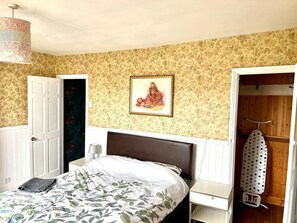 4 bedrooms, iron/ironing board, free WiFi, bed sheets