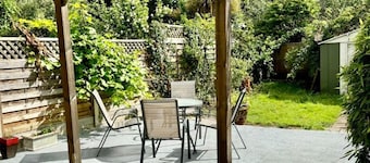 Inviting 4-bed House Near Heathrow w/ Fireplace