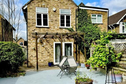 Inviting 4-bed House Near Heathrow w/ Fireplace