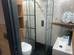 Douche, serviettes fournies