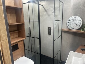 Studio | Salle de bain | Douche, serviettes fournies