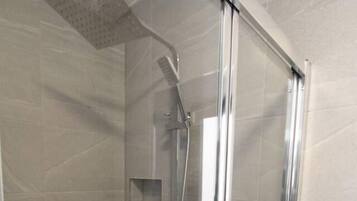 Studio | Bathroom | Shower, hair dryer, towels