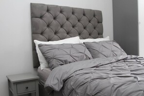 Estudio | Tabla de planchar con plancha, wifi gratis y ropa de cama